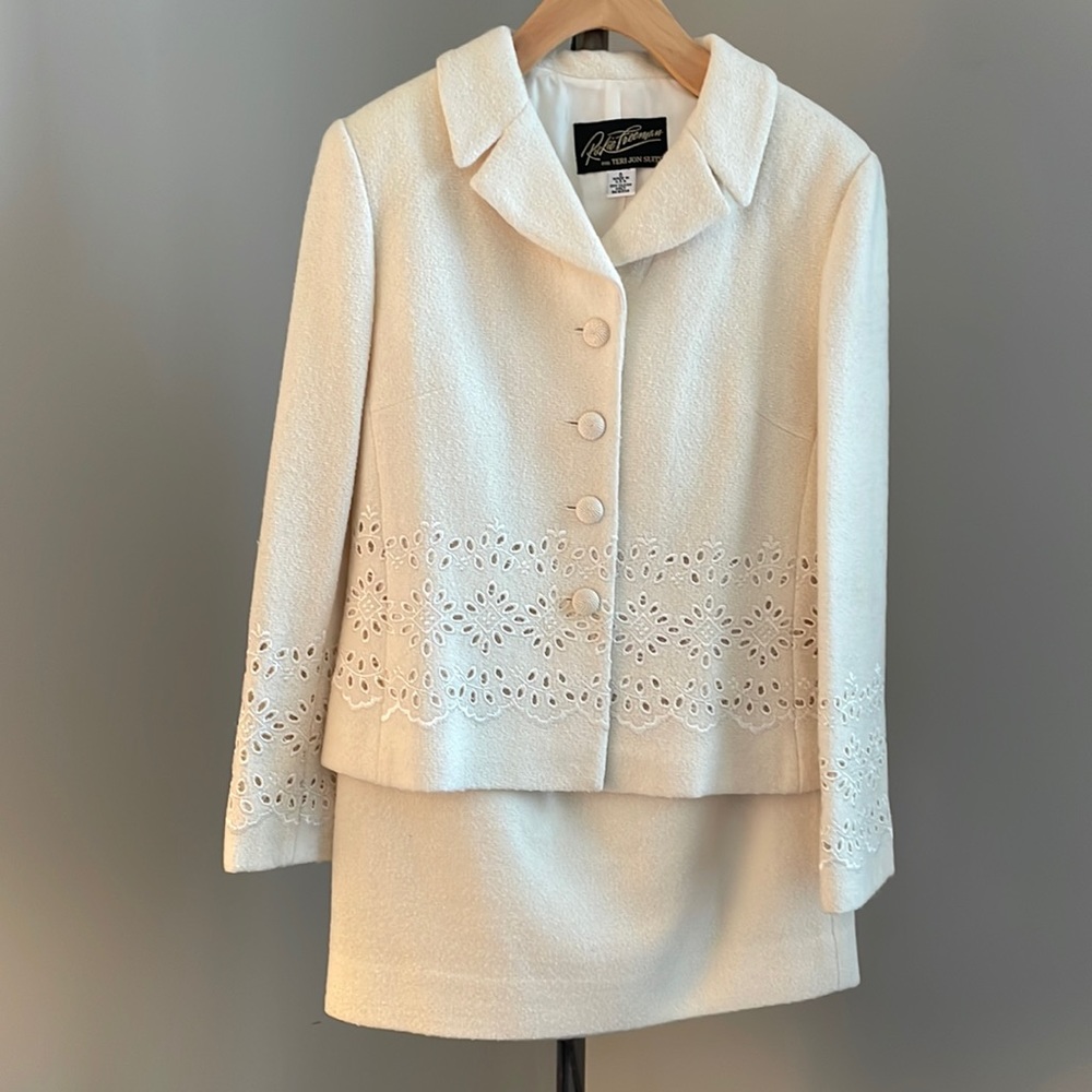 Rickie Freeman for Teri Jon Suits ivory boucle wool eyelet 2-pc suit. Size 6